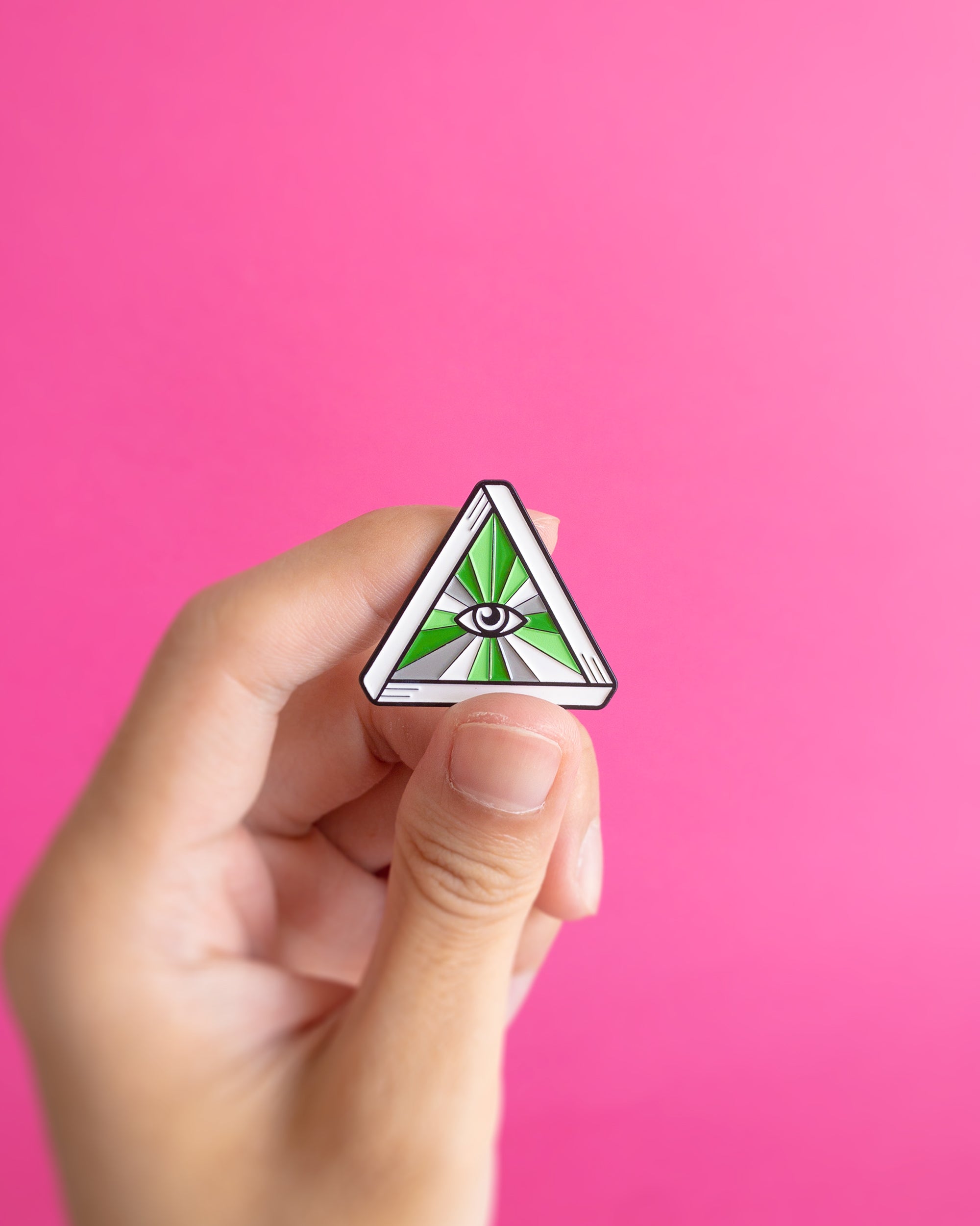 Queer eye (aromantic) — enamel pin