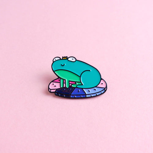 Frog (omnisexual / omni) — enamel pin