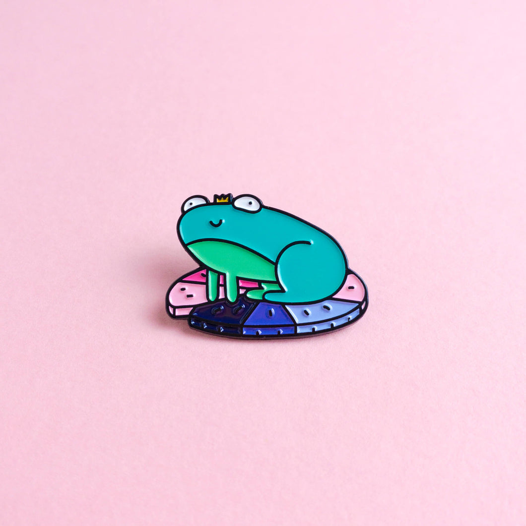 Frog (omnisexual / omni) — enamel pin