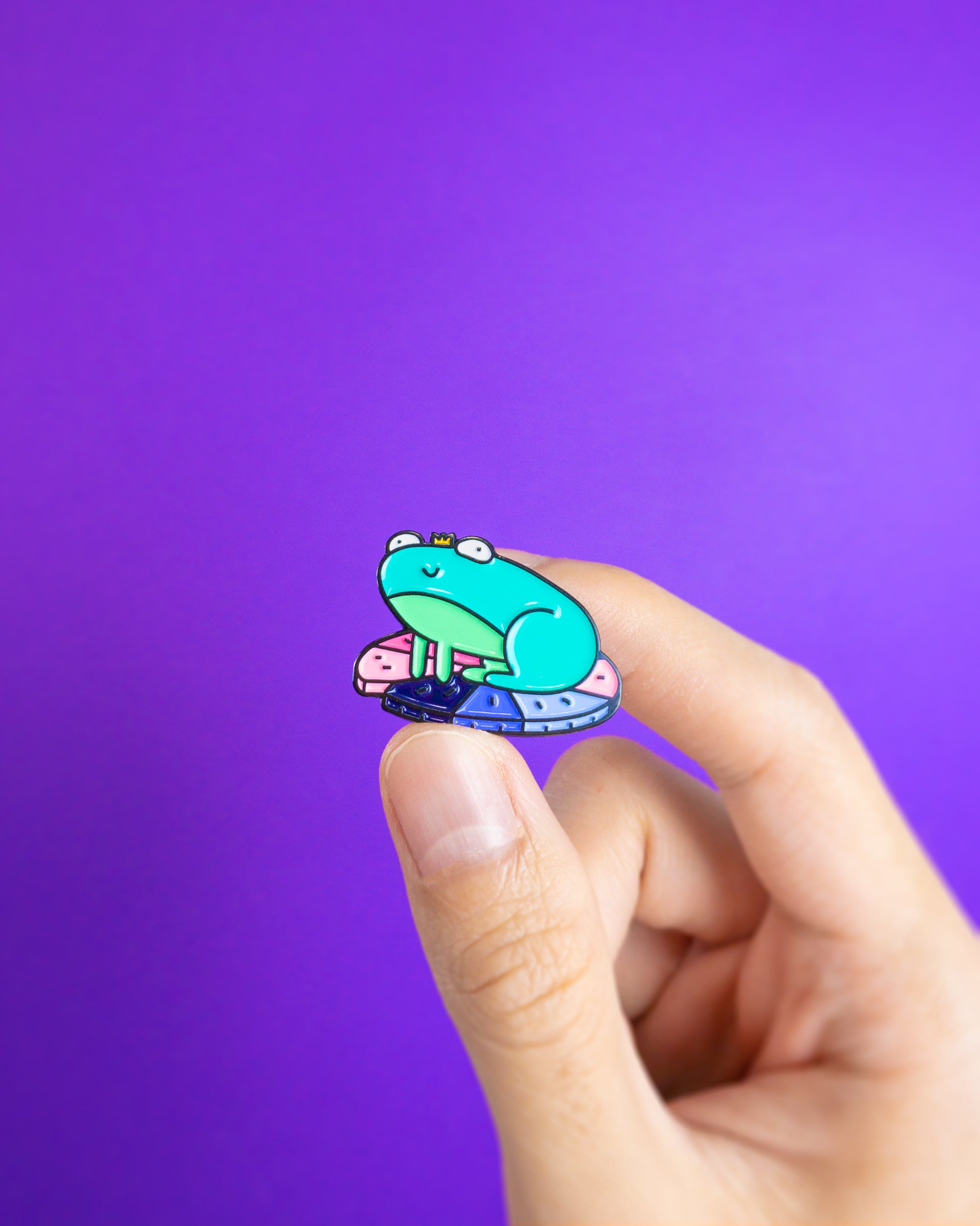 Frog (omnisexual / omni) — enamel pin